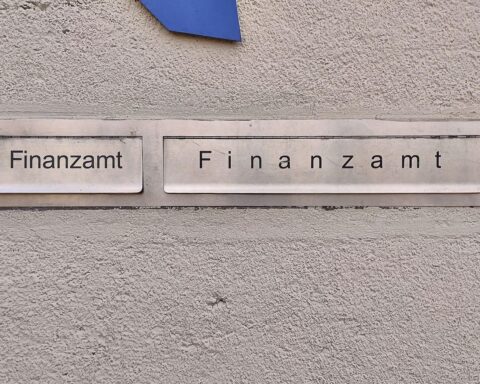 Ein Bild vom Finanzamt, Diskussion über Steuerreform und Spitzensteuersatz in Berlin.