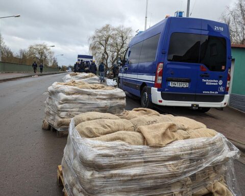 Sandsäcke zum Hochwasserschutz symbolisieren Unternehmensergebnisse im Katastrophenschutz und gesellschaftliches Engagement.