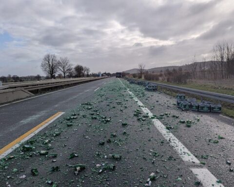 Unfallstelle mit verstreuten Getränkekisten; Autobahn 39 Richtung Wolfsburg, Vollsperrung sichtbar.