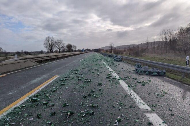 Unzureichend gesicherte Ladung führt zu Vollsperrung der A39 bei Hildesheim