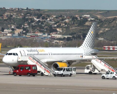 Gerichtsurteil gegen Vueling: Handgepäckgebühren unzulässig, Verbraucherrechte gestärkt, EU-Verhandlungen beginnen.