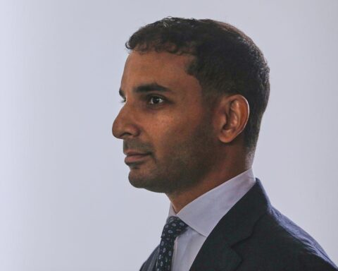 Ein Porträt von Ahmed Alattar, Botschafter der VAE, in diplomatischer Pose.