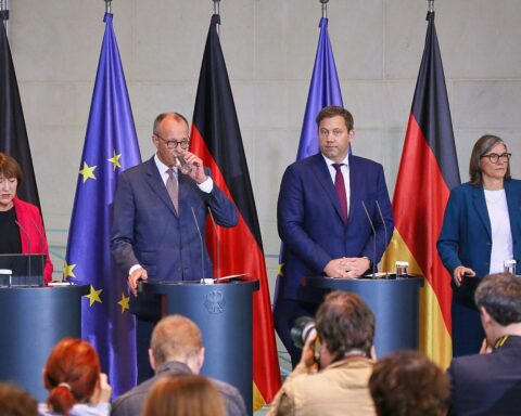 Volkswagen-Chef Blume fordert klare Umsetzung von politischen Entscheidungen für die Automobilindustrie.