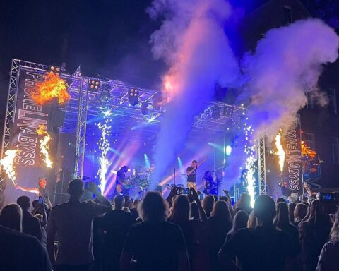 Junge Bands auf großer Bühne beim Vaihinger Jugendfestival: Musik, Spaß und Kreativität vereint.