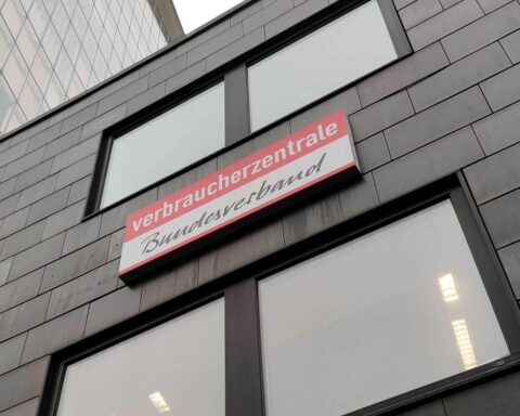 Frau erklärt Riester-Rente-Reform; Grafik zeigt Vorteile eines neuen Standardprodukts für Verbraucher.