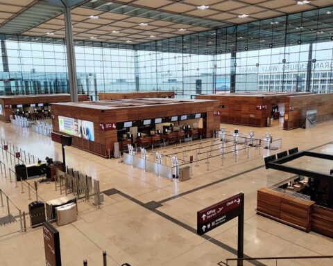 Warnstreik am Flughafen BER: Beschäftigte fordern respektable Tarifverhandlungen und angemessene Lohnerhöhung.