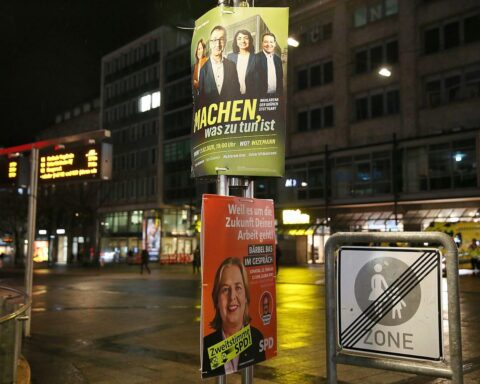 Wahlplakate in Baden-Württemberg, Symbol für geopolitische Einflussnahme und demokratische Herausforderungen.