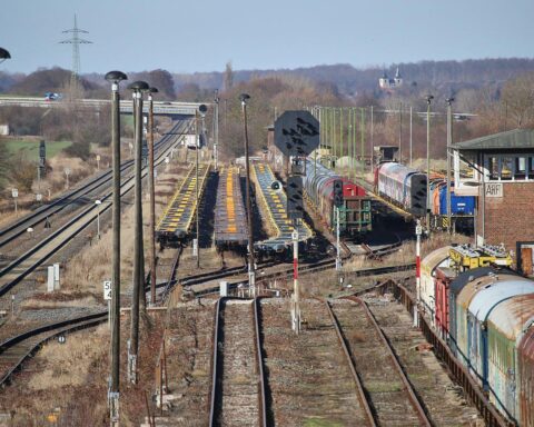 Gleisanlage mit Bahn, Symbol für geplante Trassenpreisreform und EuGH-Rechtssicherheit im Nahverkehr.