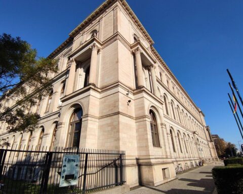 Modernisierte Magnetschwebebahn im Nahverkehr, optimiert für schwierige Topografie und Bundesförderung.