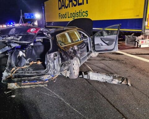 Verkehrsunfall mit vier Pkw auf BAB 98, Feuerwehr und Rettungsdienst im Einsatz.