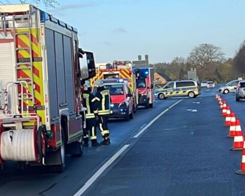 Unfallstelle mit überschlagenem Fahrzeug, Feuerwehr im Einsatz, Polizei und Rettungsdienst anwesend.