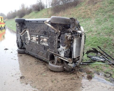 Schwer beschädigter Mercedes nach Überschlag, Unfall auf Autobahn während Hagelschauers.