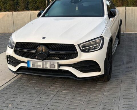 Beschlagnahmter Mercedes als Symbol für Drogenhandel und Geldwäsche, Ermittlungen laufen.