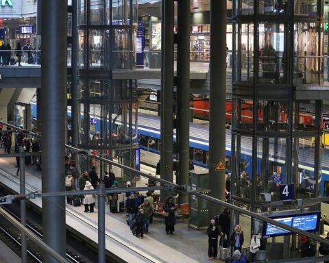 Blick auf Berlin Hauptbahnhof, Menschenmengen und Züge, Anlass: hohe Spritpreise und Sonderfahrten.