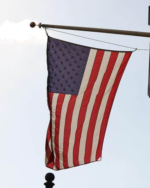 US-Flagge vor dem Hintergrund einer Militäroperation im Irak. Tragische Nachrichten über Flugzeugabsturz.