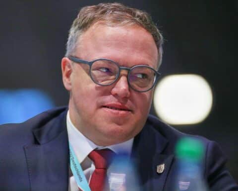 Mario Voigt spricht über CO2-Abgabe und Energiepreiskrise in Erfurt, energisch und pragmatisch.