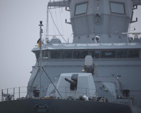 Deutsches Kriegsschiff auf ruhiger See, Symbol für Deutschlands Engagement in internationaler Sicherheit.