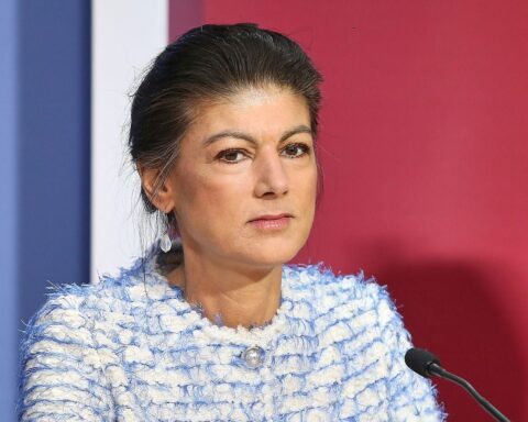 Sahra Wagenknecht tritt für niedrigere Energiepreise und staatliche Maßnahmen gegen Preisexplosionen ein.