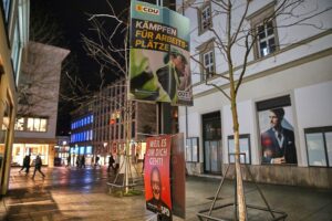 Wahlplakate von CDU und SPD zur Landtagswahl in Baden-Württemberg, symbolisieren politische Beteiligung.