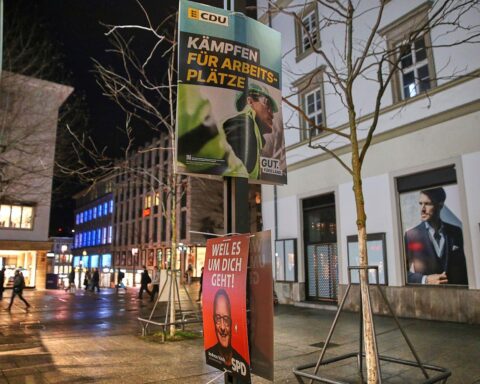 Wahlplakate von CDU und SPD zur Landtagswahl in Baden-Württemberg, symbolisieren politische Beteiligung.
