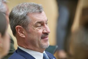 Markus Söder diskutiert Wahlrechtsreform, Parität und Koalitionskonflikte im Bundestag.