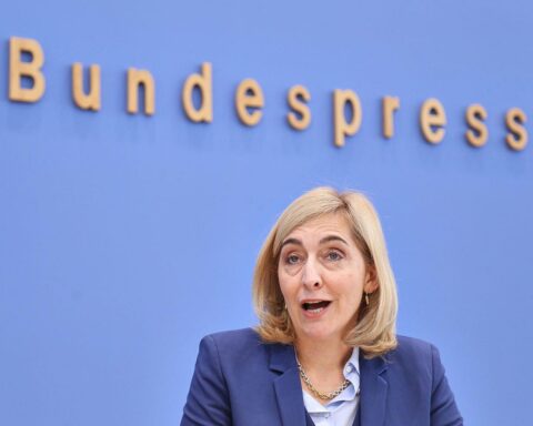 Nina Warken, Gesundheitsministerin, diskutiert Kompromiss bei Krankenkassen-Sparplänen mit Koalitionsfraktionen.