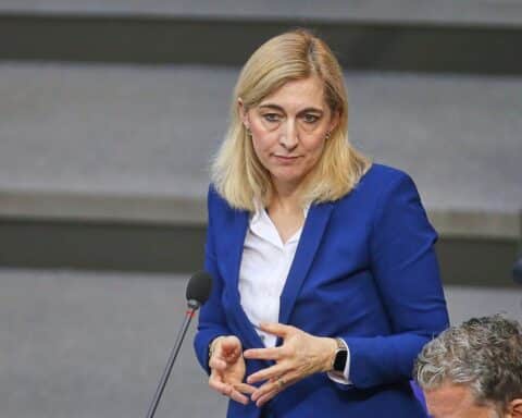 Nina Warken spricht über das europäische Pharmapaket und dessen Bedeutung für Innovation und Arzneimittelproduktion.