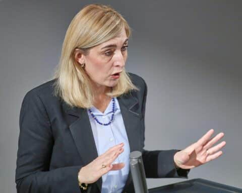 Nina Warken präsentiert Gesundheitsreformen zur Stabilisierung der Krankenkassen und Verbesserung der Versorgung.