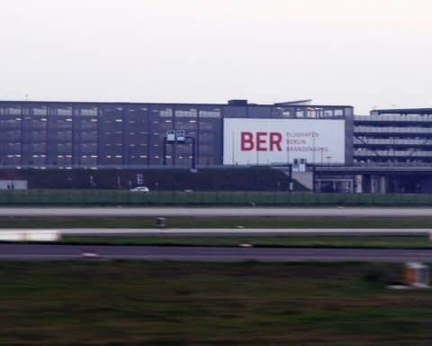 Flughafen BER während Warnstreik: Leere Terminals, keine Flüge, Reisende informieren sich.