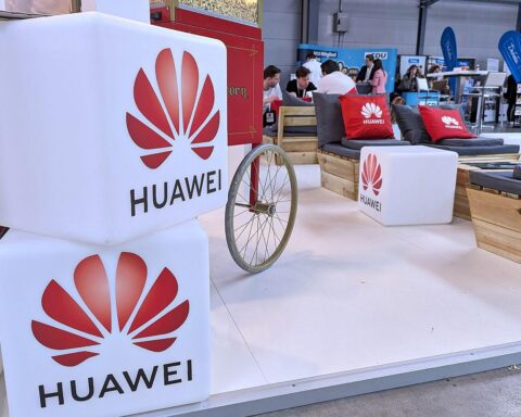 Professort mit Huawei-Logo, umgeben von Symbolen für Forschung, Sicherheit und Zukunftstechnologie.