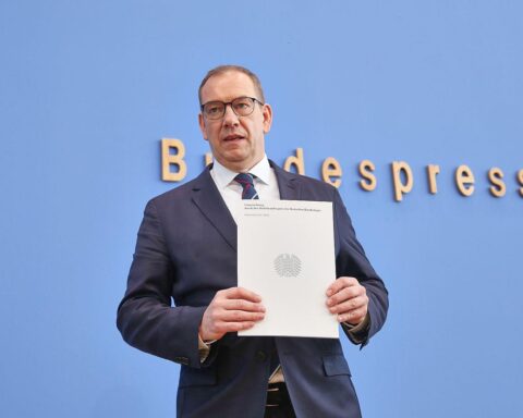 Henning Otte spricht zur Verbesserung der Bundeswehr und Anwerbung für die Litauen-Brigade.