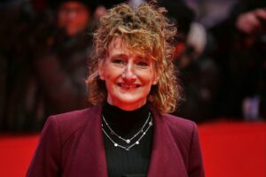 Tricia Tuttle bietet Rückzug von Berlinale an, betroffen von politischen Protesten und Spannungen.