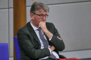 Wolfram Weimer diskutiert den Ausschluss dreier Buchhandlungen vom Deutschen Buchhandlungspreis in Berlin.