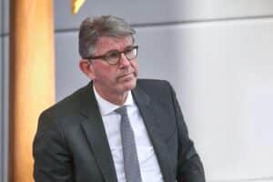Wolfram Weimer, Kulturstaatsminister, diskutiert absagen des Deutschen Buchhandlungspreises in Berlin.
