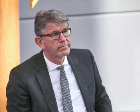 Wolfram Weimer, Kulturstaatsminister, diskutiert absagen des Deutschen Buchhandlungspreises in Berlin.