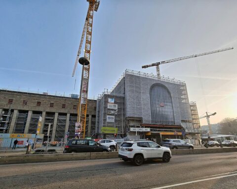 Stuttgart-21-Baustelle bei wechselhaftem Wetter, Wolken und stürmischem Wind, Zukunftsblick auf Bahninfrastruktur.