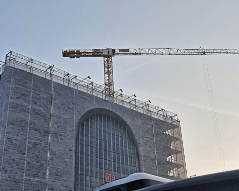 Wolkiger Himmel über Stuttgart, Baustelle mit Baustellenfahrzeugen, vereinzelt Schnee und frische Temperaturen.