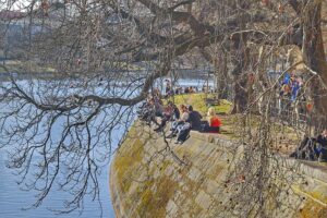 Frühling in Berlin: Wolkenverhangener Himmel, milde Temperaturen, zentrale Sehenswürdigkeiten, sanfter Wind.
