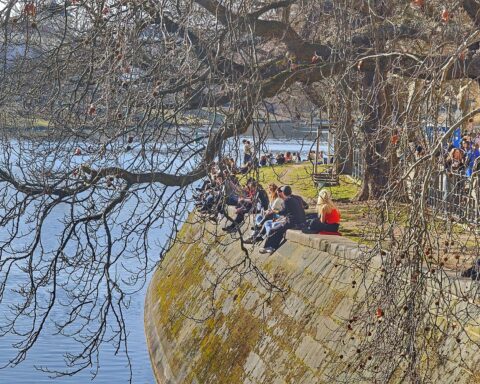 Frühling in Berlin: Wolkenverhangener Himmel, milde Temperaturen, zentrale Sehenswürdigkeiten, sanfter Wind.