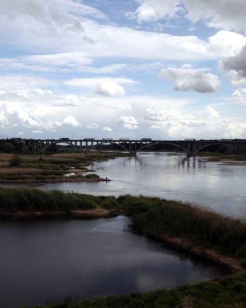 Wechselhaftes Wetter mit Wolken, Sonne und möglichem Regen, Fluss Oder im Hintergrund.