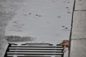 Eine graue, bewölkte Landschaft mit leichtem Regen und wechselhaften Wetterbedingungen.