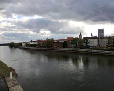 Wolkiger Himmel über Frankfurt an der Oder mit milden Temperaturen und vereinzeltem Regen.