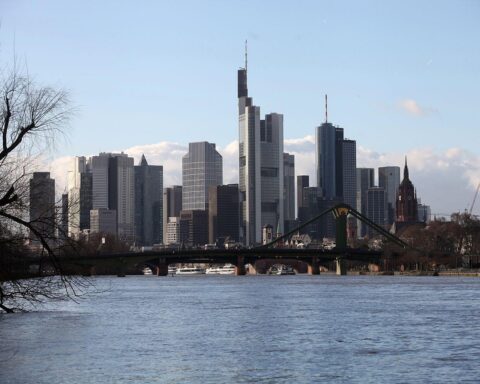 Helle Skyline von Frankfurt bei strahlend blauem Himmel und milder, sonniger Atmosphäre.