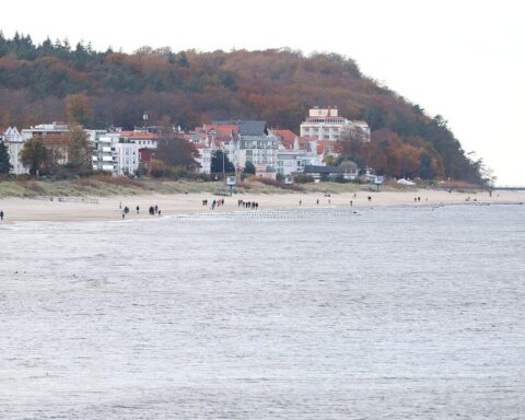 Sonniger Strand in Bansin, klare Himmel, milde Temperaturen, ruhige Atmosphäre, ideale Auszeit.