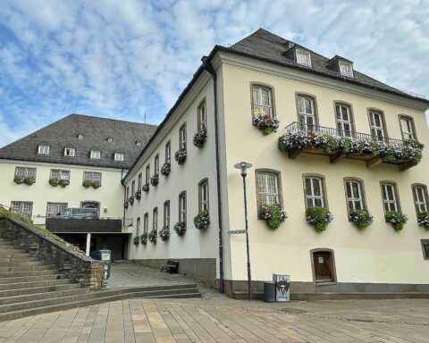 Rathaus von Siegen vor mildem, heiterem Himmel, symbolisiert ruhiges Hochdruckwetter in NRW.