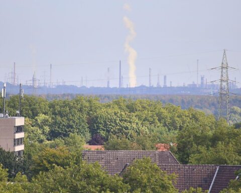 Sonniger Himmel über dem Ruhrgebiet, mit vereinzeltem Nebel und angenehmen Temperaturen.