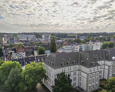 Stadtpanorama von Essen bei sonnigem, mildem Wetter mit schwachem Wind und klarem Himmel.