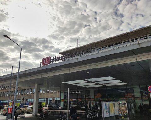 Grau-blaue Wolken über einem Bahnhof, symbolisiert wechselhaftes Wetter in Nordrhein-Westfalen.