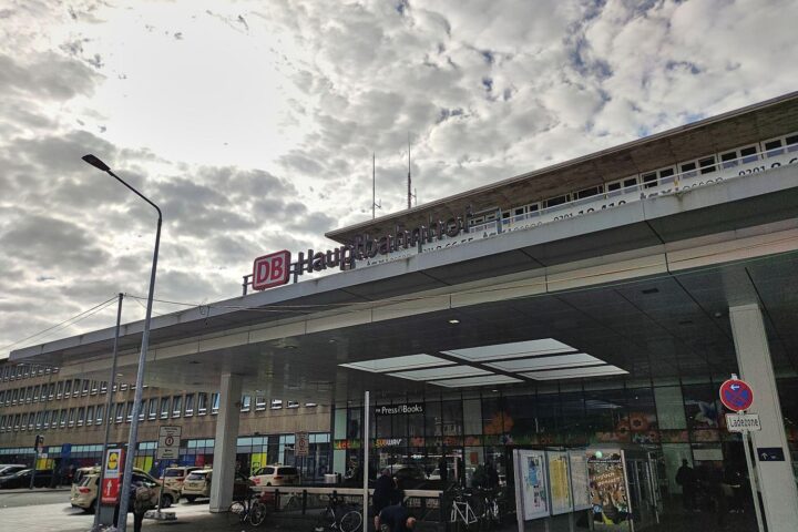 Grau-blaue Wolken über einem Bahnhof, symbolisiert wechselhaftes Wetter in Nordrhein-Westfalen.