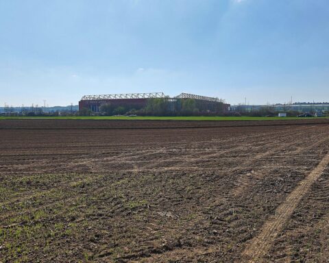 Heiterer Himmel über Mewa-Arena, bevor Wolken und Regen die Region erreichen.